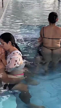Eu pego meus amigos se masturbando comigo na piscina