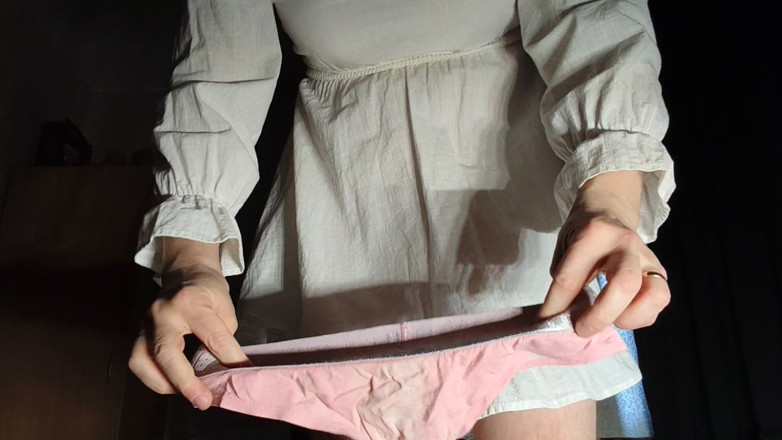 Valentine Tiger: Une tapette essaye une culotte