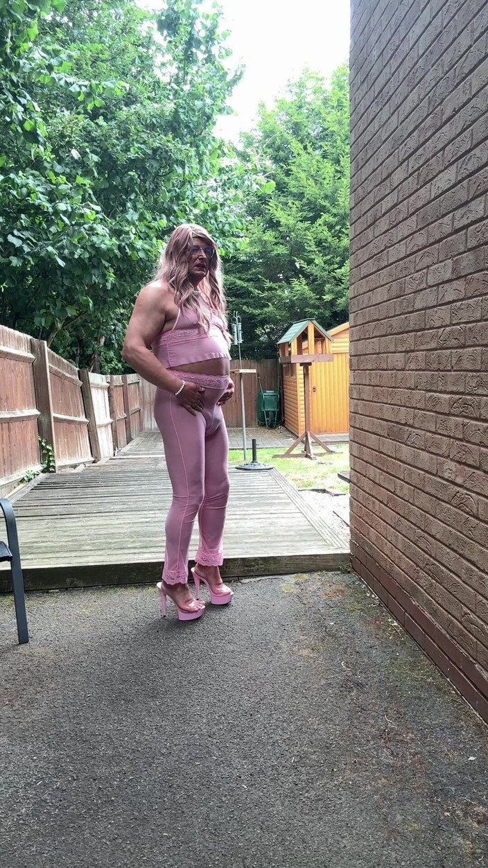 Kellycd2022: Sexig crossdresser Kellycd2022 i rosa outfit och klackar