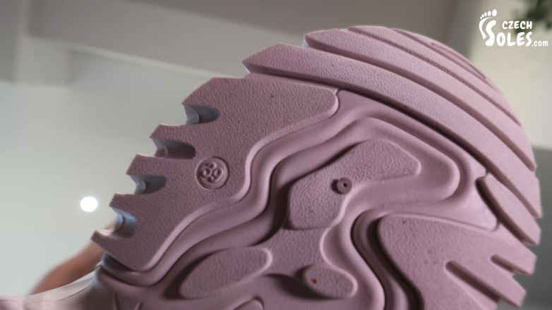 Czech Soles - foot fetish content: POV fitnessstudio-mädchen turnschuh-dominanz