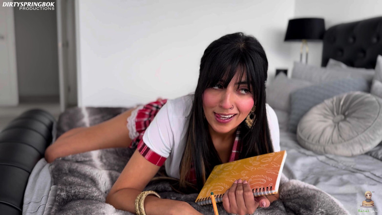 Aaliyah Yasin: Неслухняна студентка Алія Ясін курить сигарети