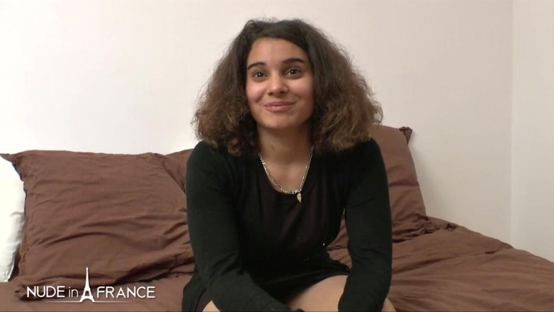 Nude in France: Збуджена французька сучка отримує трах під час смоктання члена