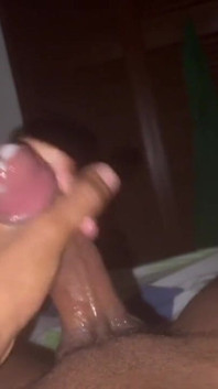 Daddy schmiert seinen Schwanz mit seinem eigenen Sperma ein und hat dann einen saftigen Cumshot
