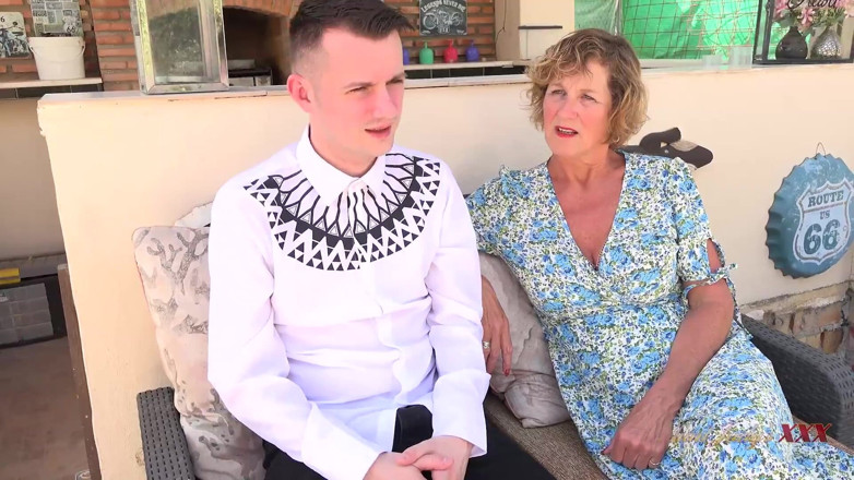 Aunt Judy's XXX: MătușaJudysXXX - Doamna Moly matură țâțoasă îl seduce pe barmanul stațiunii