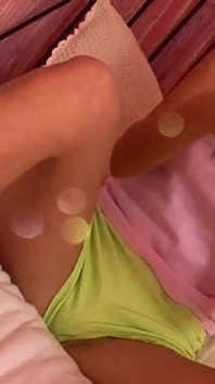 Teen brunetka Fansy krémuje její štíhlé tělo a masturbuje