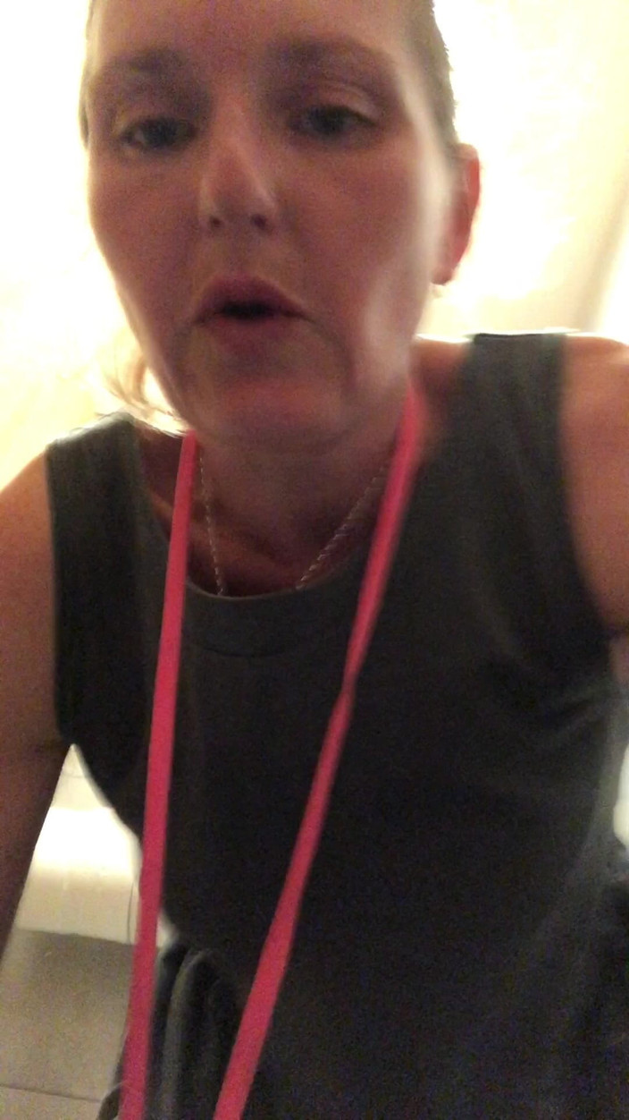 Pissing Paradise: Kencing Kuat Dari Memek Berbulu Yang Sempurna Di Toilet Umum