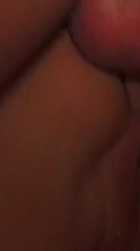 Verführerische brünette MILF gefingert und geritten in dampfender doggystyle-action