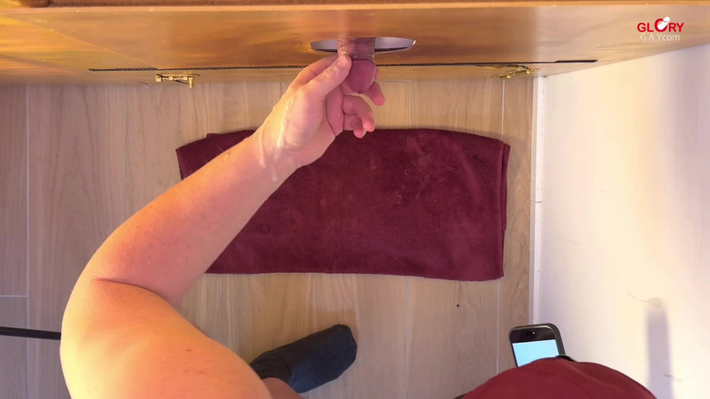 GLORYHOLEGAYS: Stavitel si strčí svého tlustého tvrdého ptáka. Tak se to...