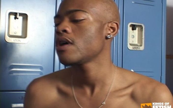Gay Diaries: 黑人twingk在深深地吮吸了一个秃头的同事后被菊花搞砸了