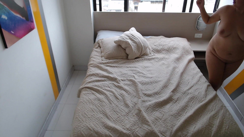 DiablaLatinaTour: 곡선미 있는 베네수엘라 여성, 틴더 남자와 데뷔