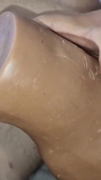 Una Bambola Delicata Con Un Grosso Cazzo Tra Le Gambe Ottiene Un Grosso Cazzo Nel Culo!