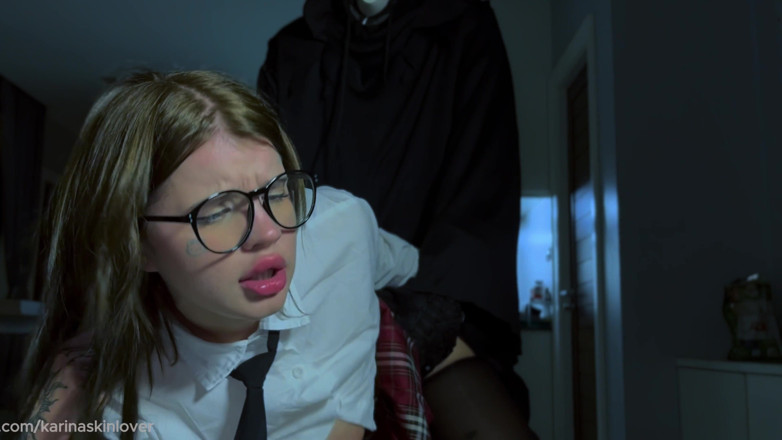 SkinLovers: nastolatka uwielbia cosplay, footjob i branie wielkiego kutasa w dupę