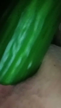 Acordo com tesão à noite e começo a foder minha buceta com pepino. Close na buceta amadora madura molhada