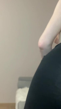 Předvádím Moje Malá Prsa a Zadek Ve Starých Legínách