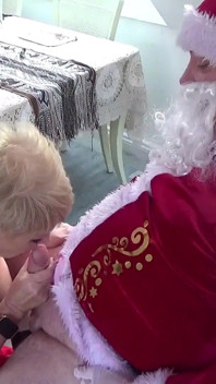Santa to nechá sněžit na 3 nezbedých dívkách
