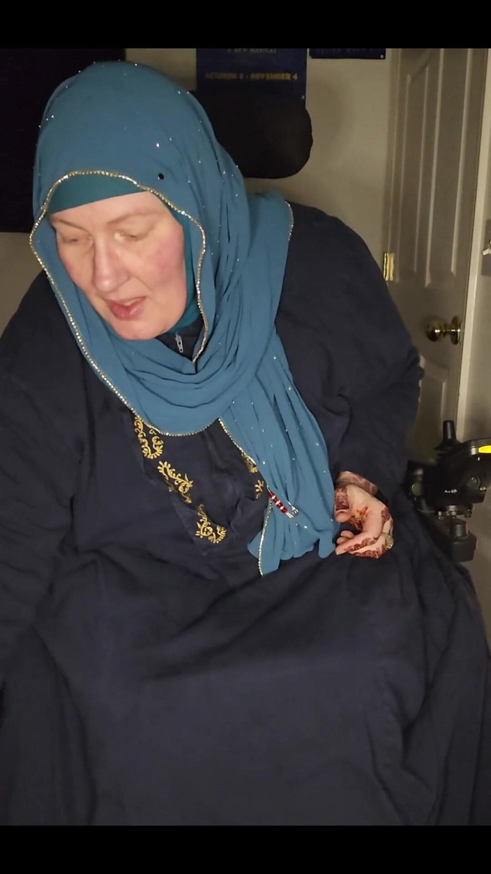 CrippleFreak4U: Ничего подобного, как распаковать мой хиджаб на ночь и выйти из моих абаев и поверх платьев к моему нижнему белье
