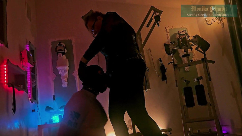 Strict Senz: Monika Schmidt trénink kouření paroháčská strapon děvka plivá verbální ponížení