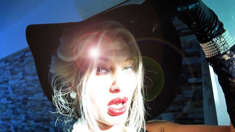 Goddess Celine: Ev sahibi külotlu çorap fantezisi