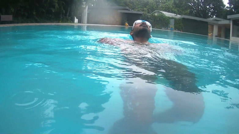 Horny_Bong: Indian Desi Couple Hot Moments at Hotel Swimming Pool