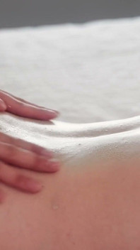 Lesbisk Massage På Rummet Av En Stygg, Liten Massör