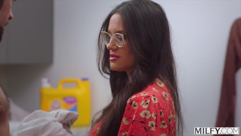 Milfy: चोदने लायक मस्त milf(चोदने लायक मम्मी) Penny युवा मर्द के लंड की भूखी है