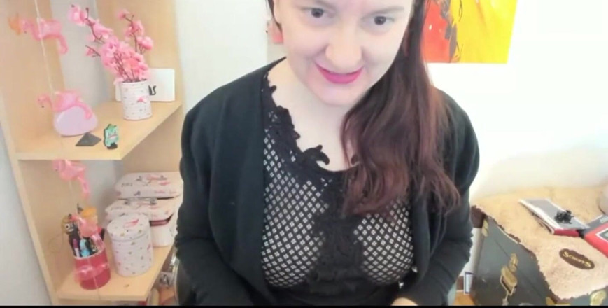 Nicoletta Embassi: Vaše italská macecha masturbuje svou chlupatou kundičku