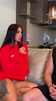 La milf tettona silvana lee invita la sua amica a guardare un film ma è eccitata