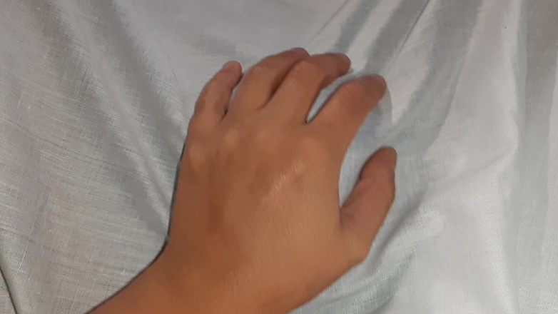 Lesbian-illusion: 내 여친이 시험을 위해 공부하는 동안, 담요 밑에 내 보지를 가지고 노는 이웃