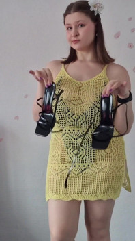 Vaše sousedka s křivkami si zkouší své bikiny a všimne si, že se díváš