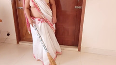 Aria Mia: Arabská etnická služka v bílé sárí je drsně ošukaná majitelem,...