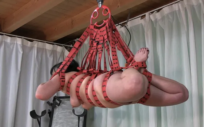 Yvette xtreme: Suspension with belts live at the BDSM day