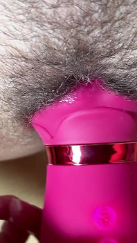 Çılgın amcık bir oyuncakla bağlantı kurarak beni büyük bir fışkırtıyor!