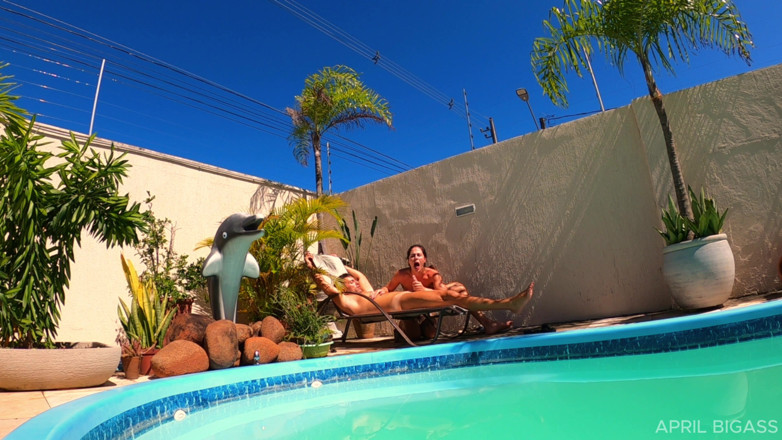 April BigAss: Día De Piscina Y Me Follan De Mi Culo Sucio...