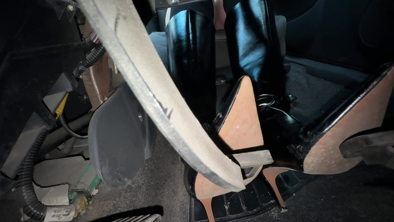 Hottie goddess: 라노스 POV에서 하드코어하게 회전하는 흑인 가죽 의상