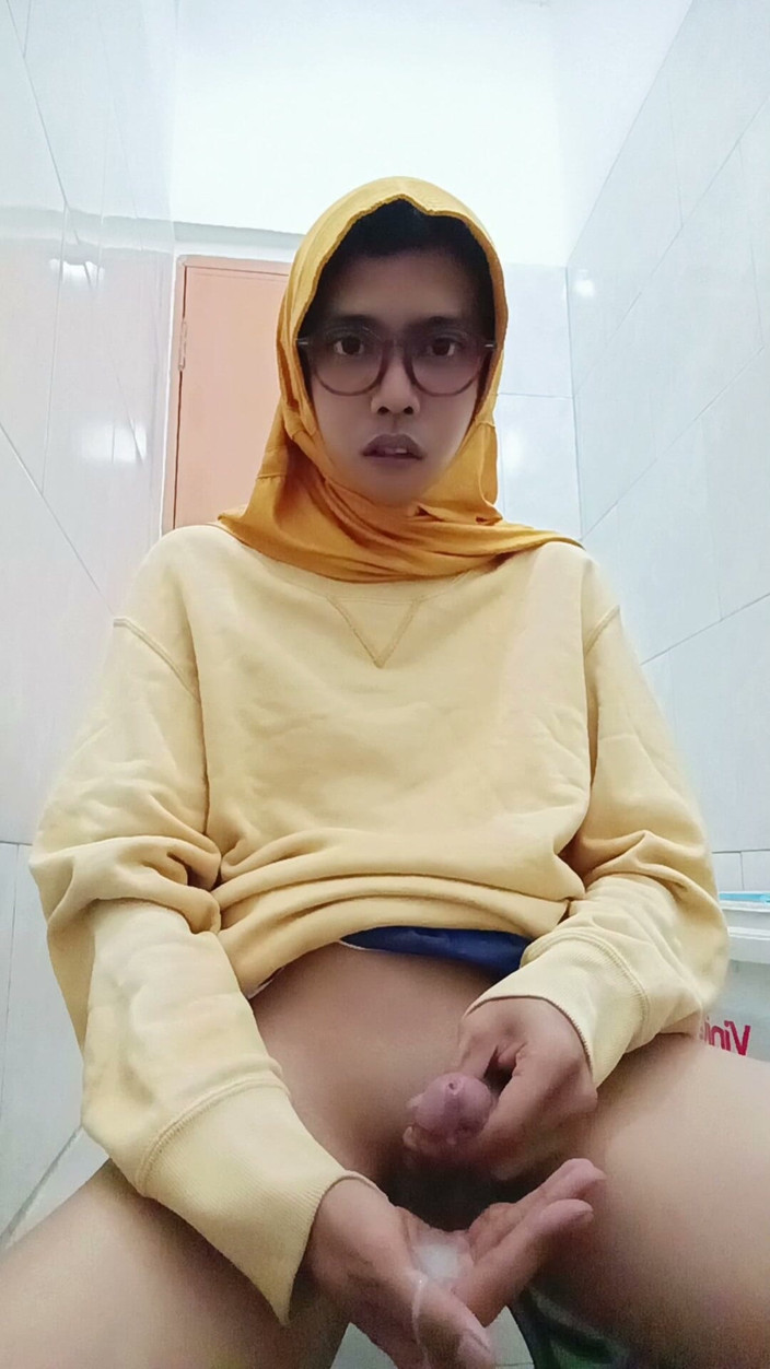 MaureenNadh: Hidżab Asian Femboy Public masturbuje się w toalecie biurowej