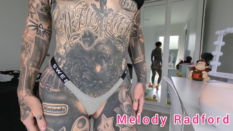 Melody Radford: 性感甜美的G弦和微型比基尼尝试拖运梅洛迪拉德福德