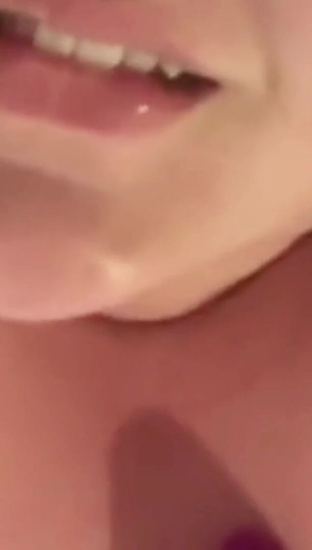 Real homemade BBW BBC porn: 年轻的英国胖美女用震动棒取悦我的阴户