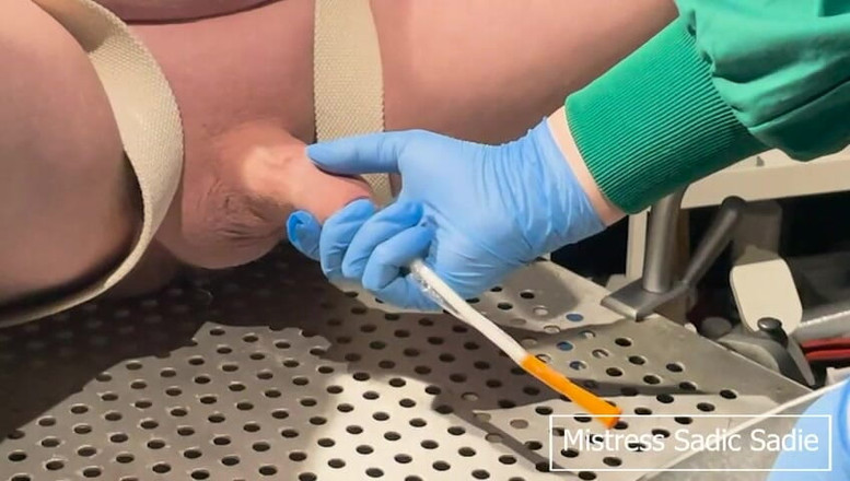 Sadic Sadie: Une démonstration d’cathéter simple, élargir son urètre