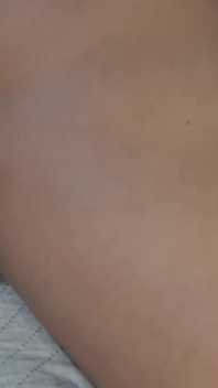 Exibindo sua bunda dura, seu cu fedorento, sua buceta grande e seu clitóris gigante