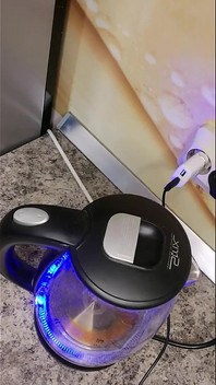 Saya Menyentuh diri saya dengan Groans Semasa Sarapan Pagi.