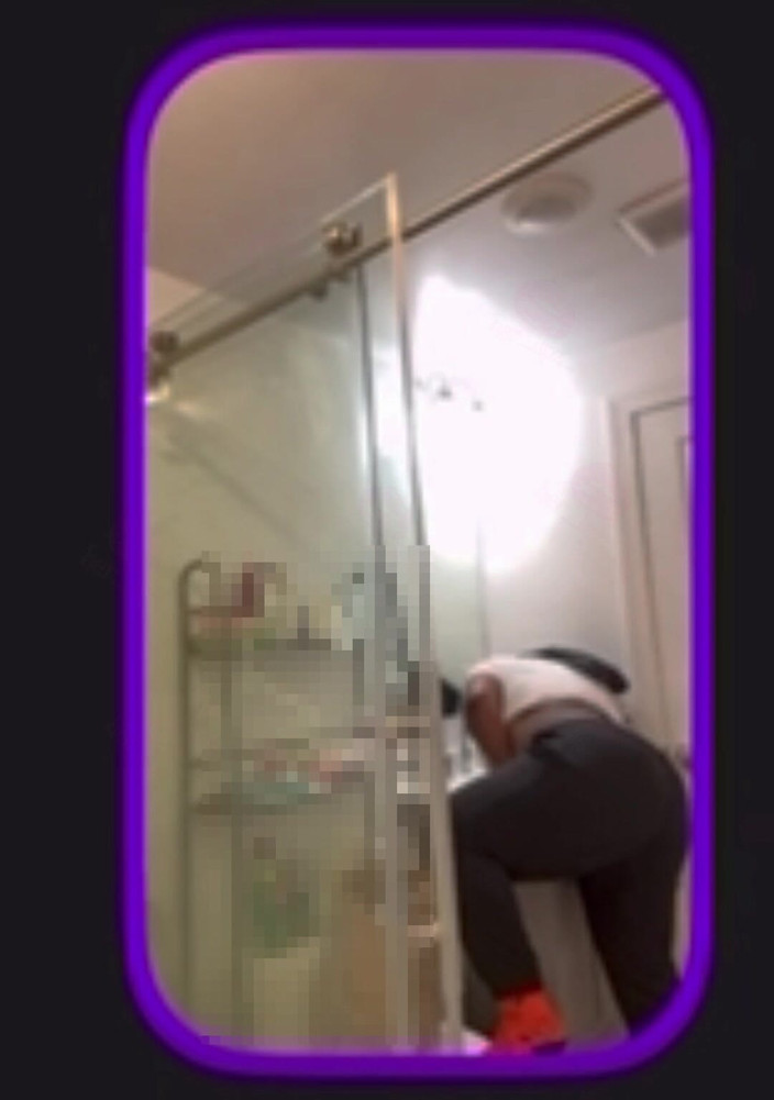 Anye Meshell: Mmmm questi uomini birichini mi stanno guardando durante una videochiamata