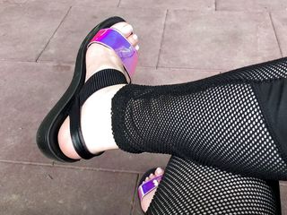Goddess Misha Goldy: Mes nouvelles sandales et mes orteils brillants taquinent en plein...