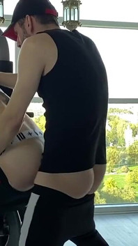 내 스포츠 선생님이 내 후장을 대물 으로 따먹어