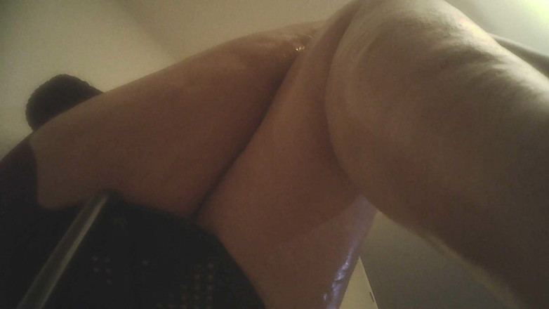 MisS Angel: Peeking at my ups while you polish my shoes