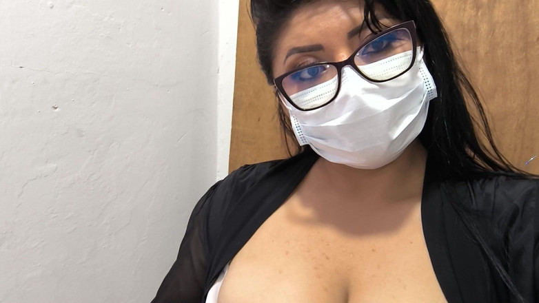 NEGRITA SEXY: 사무실 지하실에서 포르노 비디오를 만드는 거유 비서