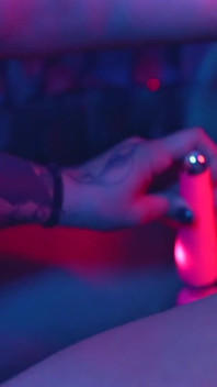 Lesbian nakal lagi asik menggelitik sampai orgasme