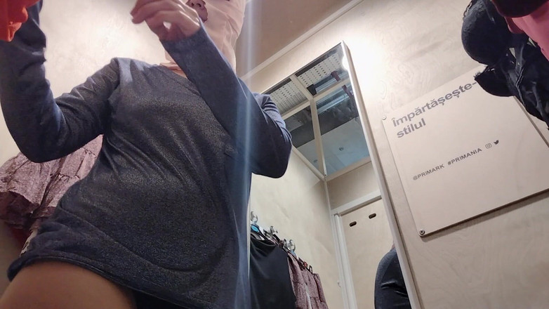Amateur_MS: Une brune sexy dans le vestiaire