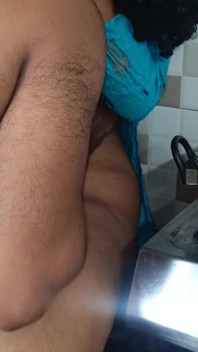 Une femme de ménage se fait baiser dans la cuisine