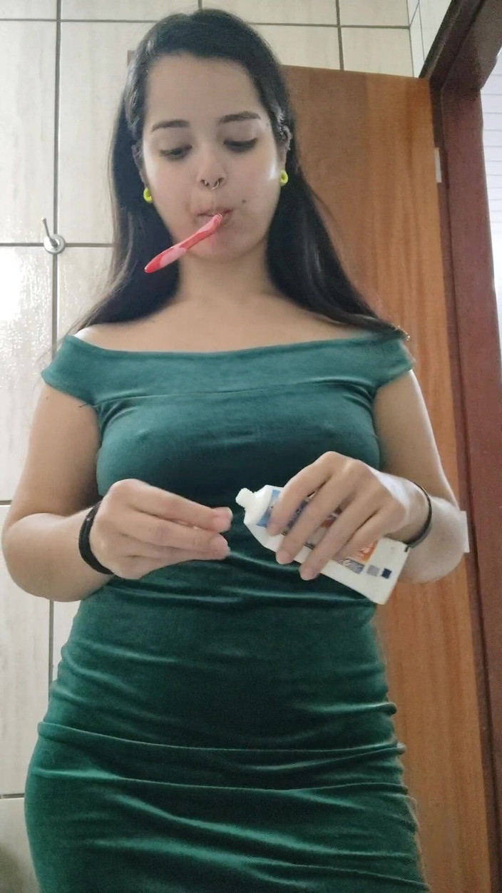 Debora Mendes: Zieh dich an mit mir - grünes kleid und provokativer Look