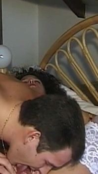 Zorra de pelo rizado hace garganta profunda y es en lencería frenético